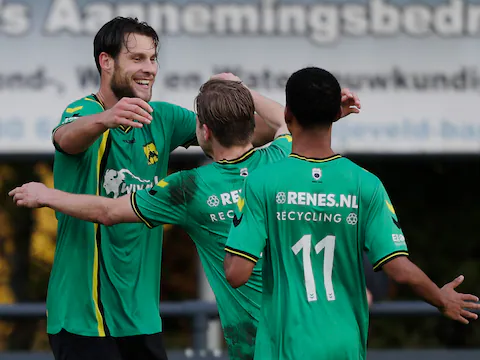 marvin-van-der-made-l-wordt-gefeliciteerd-met-een-van-zijn-goals-voor-heerjansdam